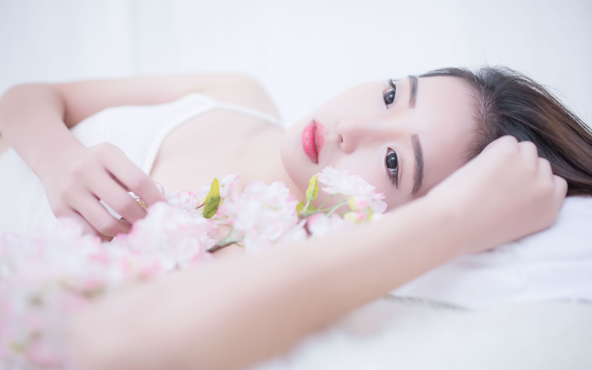 王毅会见塔吉克斯坦外长穆赫里丁